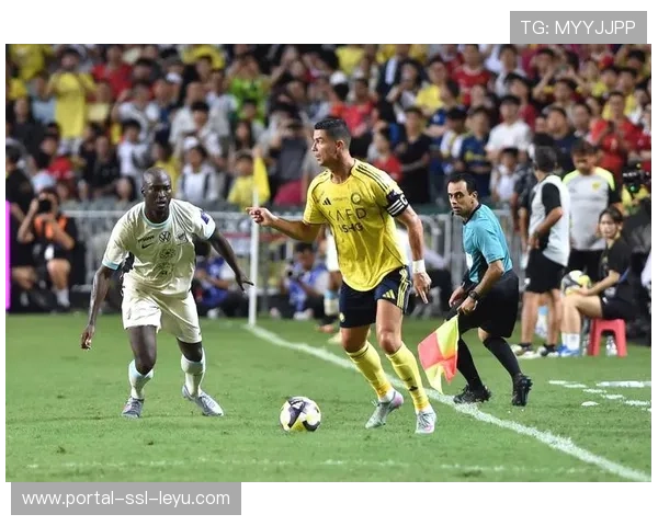 超级杯奖杯亮相沙特，儿童牵手球员入场仪式